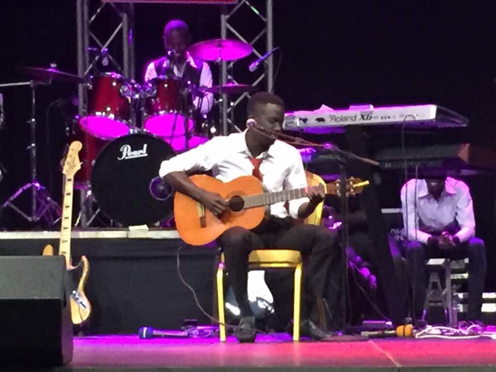 rukunyalx's tweet photo. #walterKeys performing his original composition
Honestly its a nice song
Walter Keys
#dominionAtXmas @GospelEvolution @AndyMediaUg2 https://t.co/wSwLWPxLNB