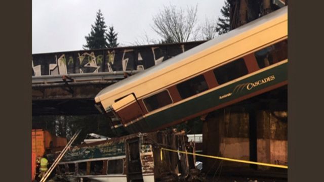 Amtrak Train Derails, Dangles Over Interstate in Washington dlvr.it/Q6Y9xg https://t.co/Cd2ES5DTuc