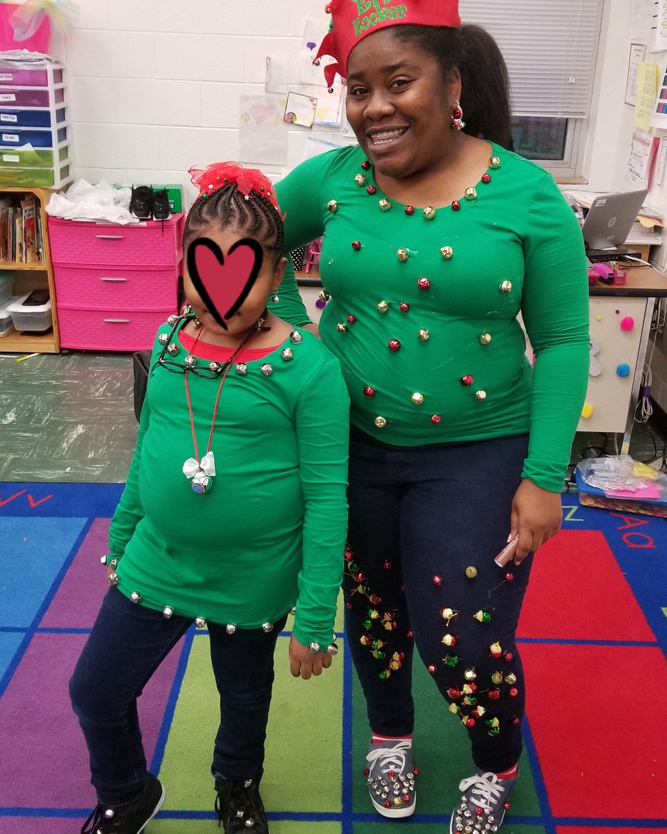 SimplyEdDucated's tweet photo. Day 11: Wear bells from head to toe!! 🔔🎊🔔🎊 Twinning with one of my babies! #jinglebells #15daysfGrinchmascheer #SESakaWhoville #GrinchTheme #Christmas2k17 #ohtheplacesyoullgo https://t.co/o51fMWO1I5