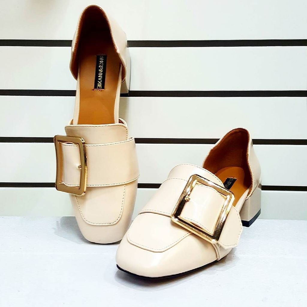 StyleByLoren's tweet photo. I just can't get enough of these!! Shop some of the greatest fashion gems @chichobello_ 😍
Shop location:
The Colosseum, Unit 4,
Riebeeck Street,
Cape Town (Next to the Capitec bank)
#stylebyloren #fashionstylist #shoelover #footcheck #personalsty… https://t.co/8xtcxy5n6W https://t.co/T8ZyDA7IaX