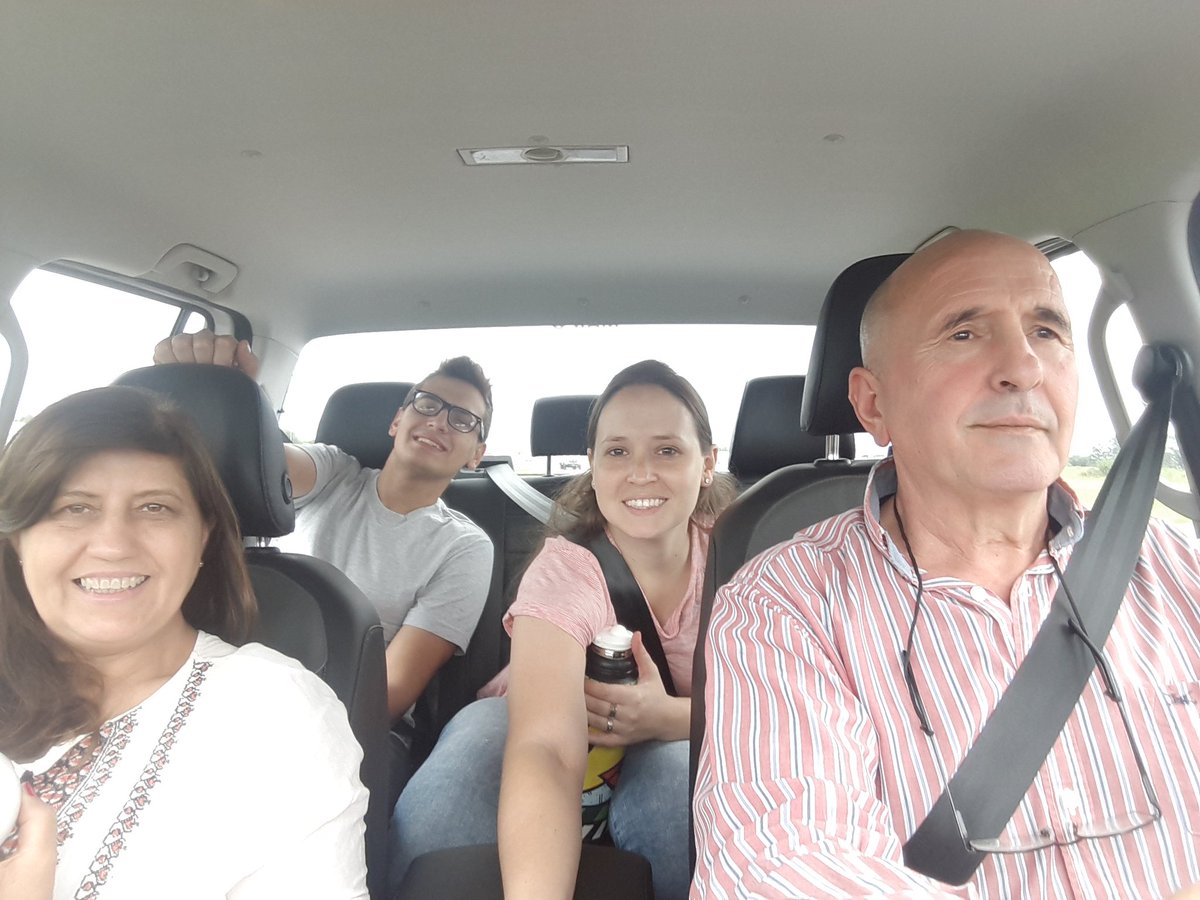 XimenaMelano's tweet photo. Acá, despegando por Amarok Airways 😂 pero en primera clase!! Nos permiten ir tomando mates!! #PongamosleHumor #ComoSeaLlegamos #ComoViajo https://t.co/0kTW1lIozH