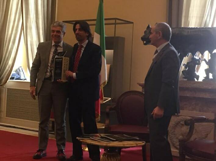PNICube's tweet photo. #InnovazioneItalia #Re3cube S.r.l. - Azienda vincitrice del Premio #IREN #CleantechEnergy al “Premio Nazionale per l’Innovazione” #PNI 2016, ritira il "Premio dei premi" a @Montecitorio Motivazione: Per aver sviluppato un dispositivo #IoT per lo smaltimento dei rifiuti https://t.co/lccfseL57I