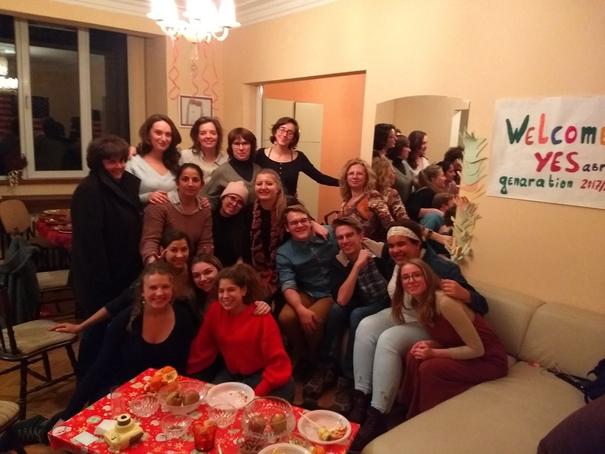 BOintlEd's tweet photo. Vesela Koleda &amp; Merry Christmas  from #YESAbroad host families, staff and @KLYESAbroad @YESalumniBG 🇧🇬🎄🎈🎉🥗🍰🍴 https://t.co/uGmr47OfSY
