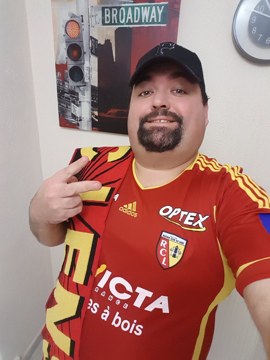 fifitempofm's tweet photo. Derniere emission @Fous2Sport de l année ce soir , avec les belles couleurs sang et or du @RCLens !!! A ce soir les amis a partir de 19h en direct sur @RadioWebEvents !!! https://t.co/cvLeqCA2d8