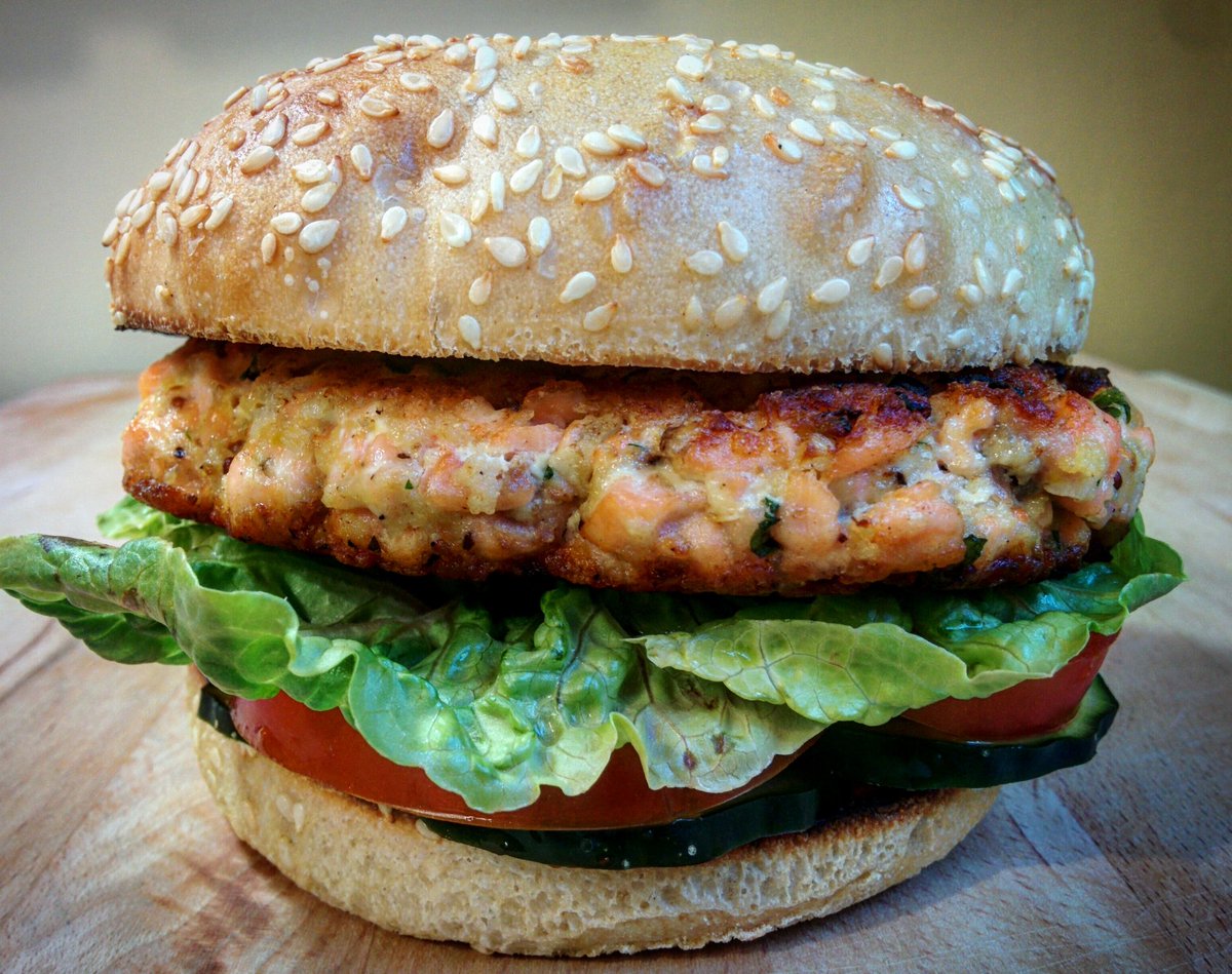 gateauxespagne's tweet photo. Nouvelle #recette bientôt dans le #blog ! Qu'en pensez vous de cette burger ? Et quelques surprises à venir ! 😋 https://t.co/05p4kq2I9B