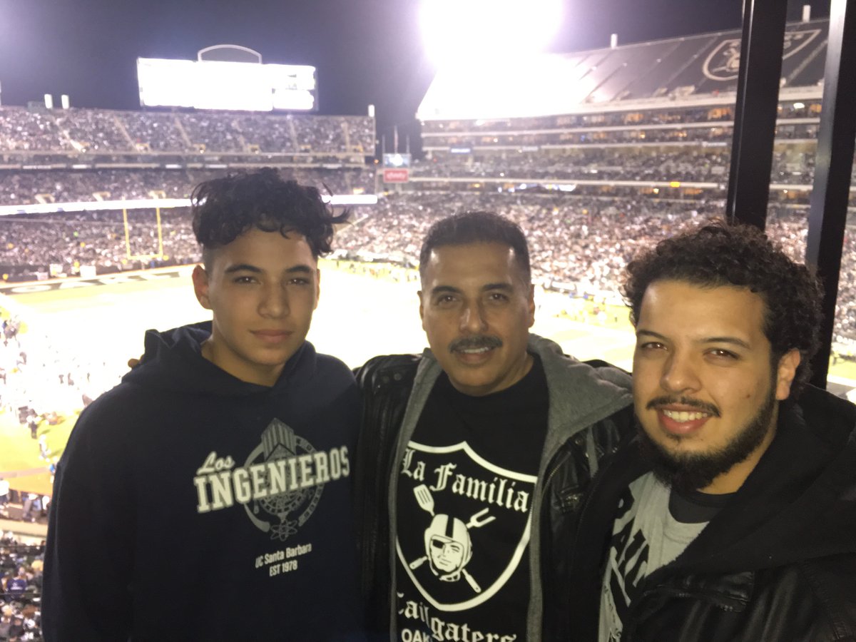 Astro_Jose's tweet photo. Me quede con ganas de ver a los Raiders en la Ciudad de México y como no se pudo, espere que llegaran los Cowboys a casa! Nada es mejor que disfrutar el juego con tus hijos!  #Priceless Ah y perdimos! :-( #WaitTillNextSeason https://t.co/WoFhh4mgxp