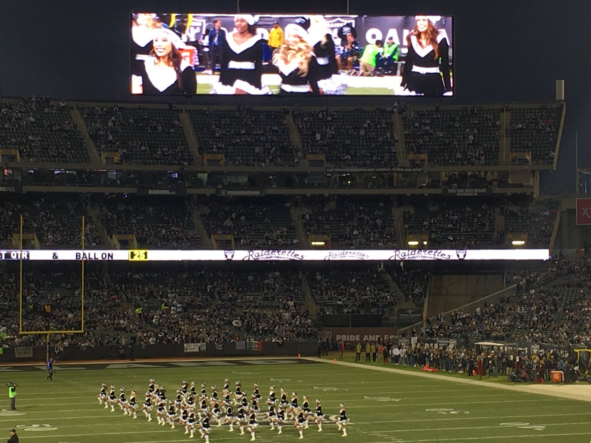 Astro_Jose's tweet photo. Me quede con ganas de ver a los Raiders en la Ciudad de México y como no se pudo, espere que llegaran los Cowboys a casa! Nada es mejor que disfrutar el juego con tus hijos!  #Priceless Ah y perdimos! :-( #WaitTillNextSeason https://t.co/WoFhh4mgxp