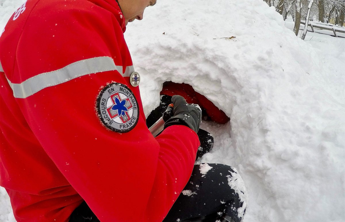 PompiersFR's tweet photo. Ce we à La Grave, alors que la saison de sports d'#hiver s'apprête à débuter, des sapeurs-#pompiers spécialistes du #SecoursEnMontagne ont sensibilisé les 1ers skieurs aux risques, au secourisme et à la survie en #montagne.
Les conseils des @PompiersFR ➡️https://t.co/ocIBkdC2Jy https://t.co/iGdT5oWEUH