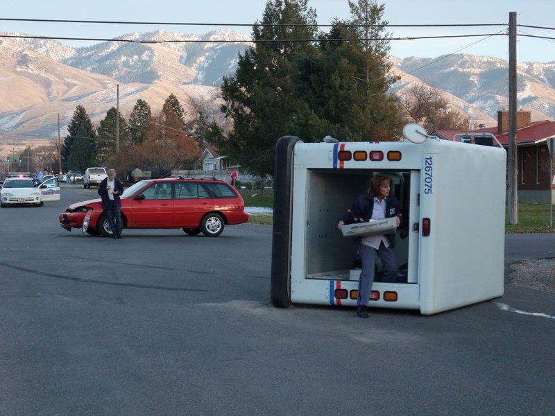 BobosNotebook's tweet photo. BOBO SAFTEY TIP #1405: If you are to short too reach the top shelf of yore Postel Vehical, tip your Truck onto its side to make the reacheng Very Easzie. #drivenginstructer #iq87 #baldasshole #legasee https://t.co/7OnRglZQlk
