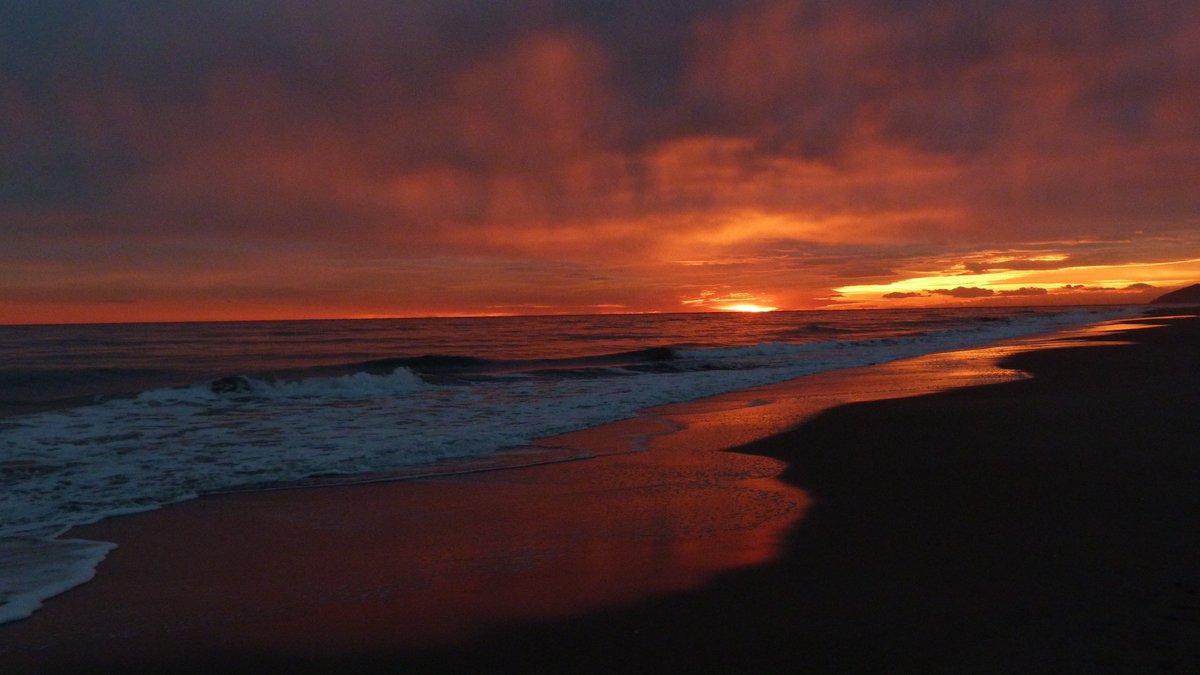 xavicabopapiol's tweet photo. @BCNinfosite @catexperience @bcnmoltmes Sense paraules .... Wordless ... Sin palabras ..#Posta #Sunset #Gava #PlatjadeGava #GavaBeach #Barcelona. https://t.co/YKaEIrFRGL