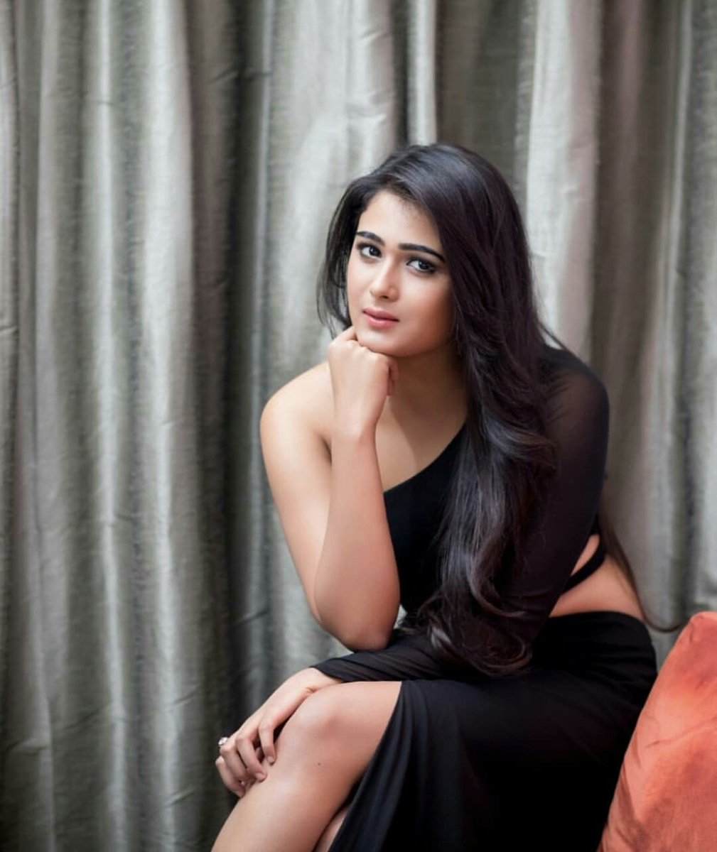 woodstimes's tweet photo. The dazzling #ShaliniPandey, #ArjunReddy #FB https://t.co/8Ds0ifNwz2
