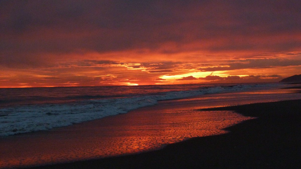 xavicabopapiol's tweet photo. @BCNinfosite @catexperience @bcnmoltmes Sense paraules .... Wordless ... Sin palabras ..#Posta #Sunset #Gava #PlatjadeGava #GavaBeach #Barcelona. https://t.co/YKaEIrFRGL