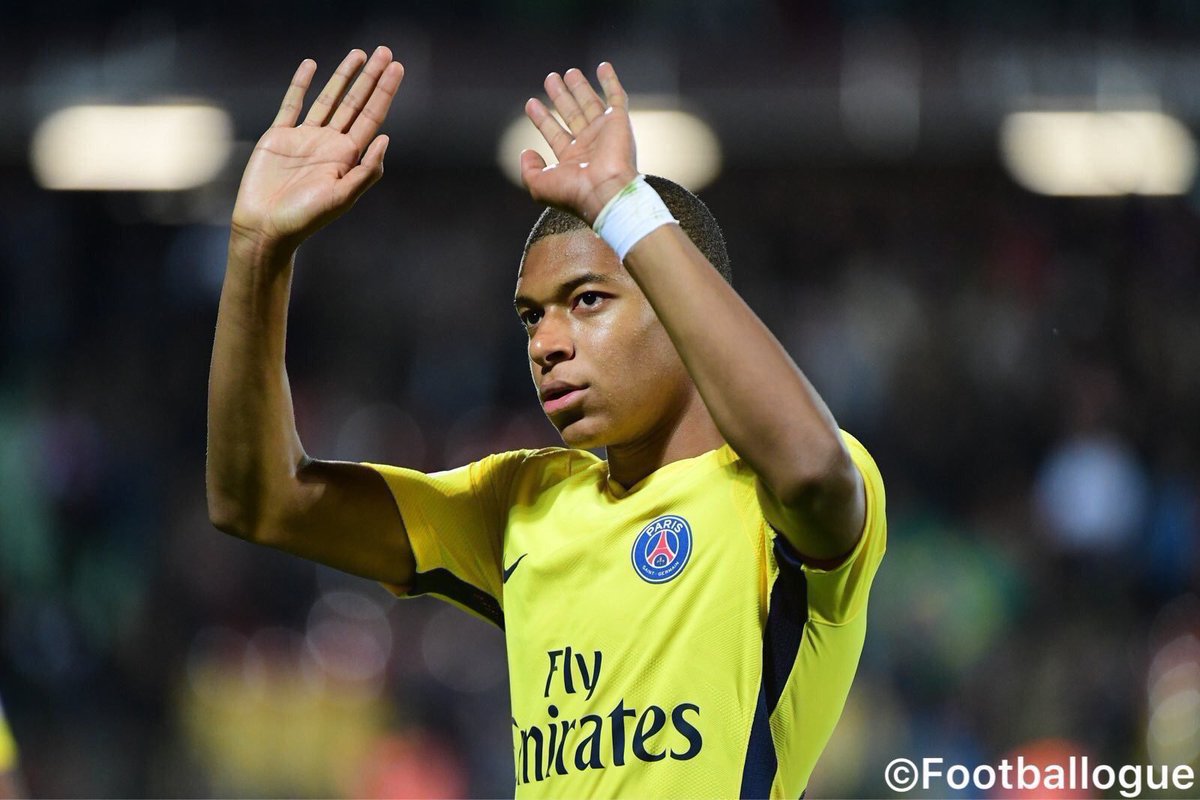 Footballogue's tweet photo. [#Décla💬] Mbappé : "Les joueurs qui parlent de “sacrifices” à faire tout au long d'une carrière, je ne comprends pas trop. Pour moi, le vrai sacrifice, ce serait de me lever tôt le matin pour aller bosser" 
(FF) https://t.co/NGdN4EbZ2C