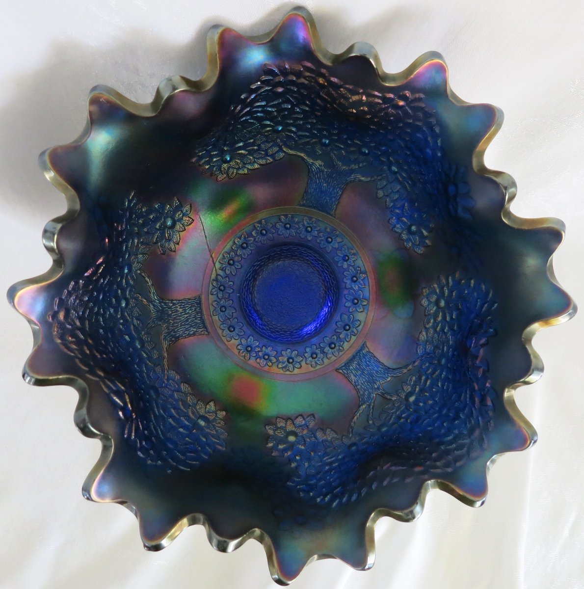 JeanniesVintage's tweet photo. LQQKING for that Gorgeous Antique 1911 Fenton Iridescent Blue Carnival Glass Bowl, please visit us at https://t.co/jXRKkj6LMv https://t.co/i3oiRbbPQt