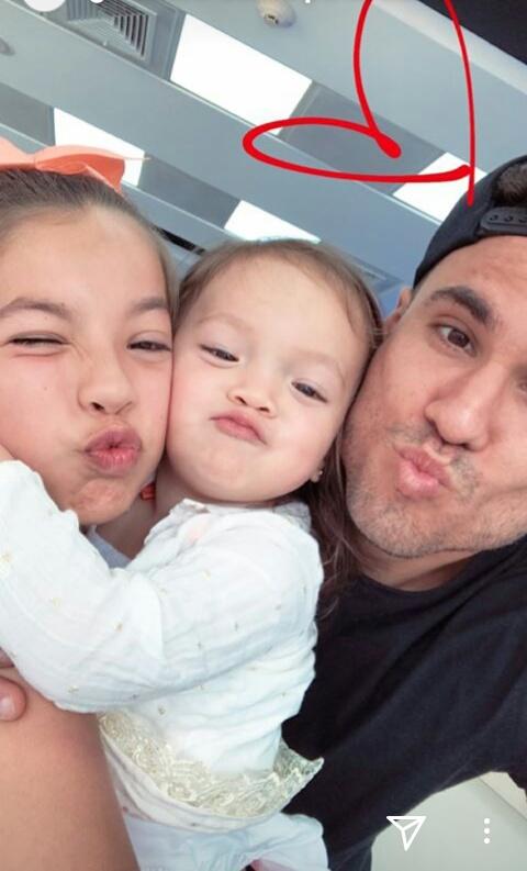 10Chiara's tweet photo. Amo verlos juntos y felices #Amores #PapiChocho con sus #Princesas 👑👑😍😍👨👧👧👫👫❤ que rica khalee como abraza a ari se aman #AbrazoDeOso #HermanitasJuntas 👯👯👭 #Beshito 💋😙 @GinoAssereto https://t.co/lggEAq6KkA