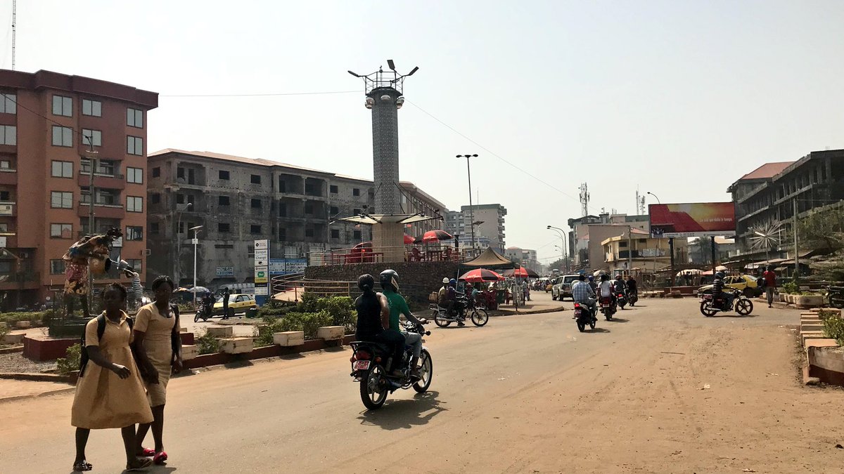 abdrahmane_d's tweet image. #Guinée 🇬🇳

On aura tout vue dans ce pays, un restaurant au milieu d’un rond point à #Conakry 

- Le soucis de la sécurité n’est que détails, vous pourrez y prendre une bière🍺 avec cette chaleur.