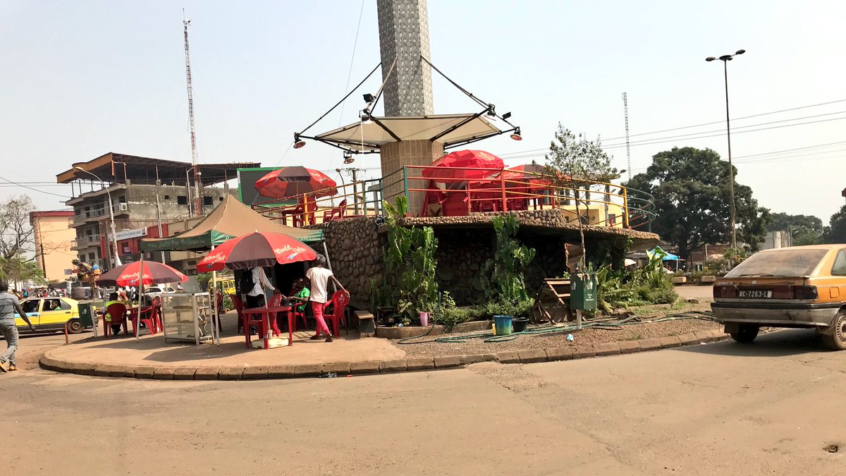 abdrahmane_d's tweet image. #Guinée 🇬🇳

On aura tout vue dans ce pays, un restaurant au milieu d’un rond point à #Conakry 

- Le soucis de la sécurité n’est que détails, vous pourrez y prendre une bière🍺 avec cette chaleur.