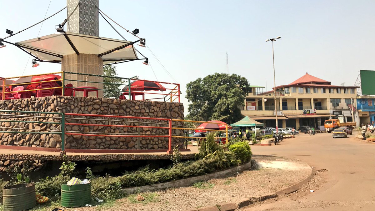 abdrahmane_d's tweet image. #Guinée 🇬🇳

On aura tout vue dans ce pays, un restaurant au milieu d’un rond point à #Conakry 

- Le soucis de la sécurité n’est que détails, vous pourrez y prendre une bière🍺 avec cette chaleur.
