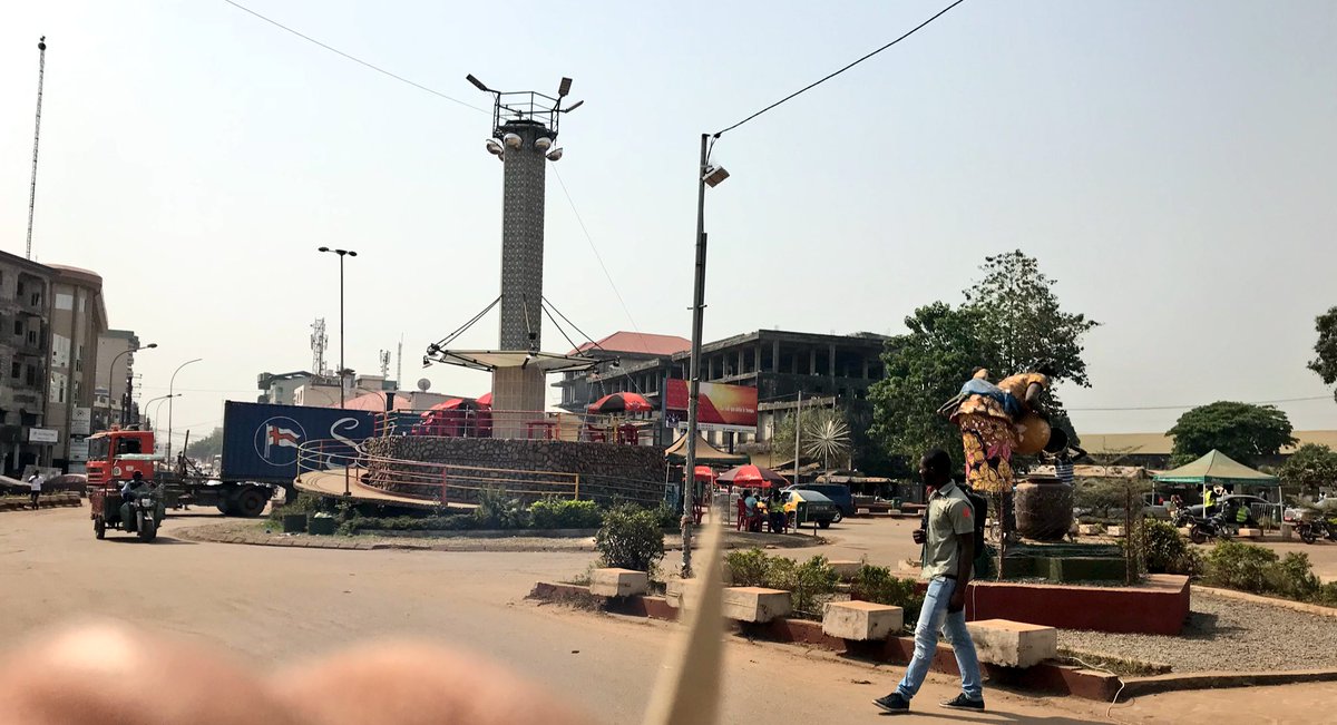 abdrahmane_d's tweet image. #Guinée 🇬🇳

On aura tout vue dans ce pays, un restaurant au milieu d’un rond point à #Conakry 

- Le soucis de la sécurité n’est que détails, vous pourrez y prendre une bière🍺 avec cette chaleur.