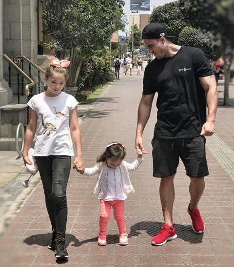 10Chiara's tweet photo. Que bendición mas hermosa tienes dos princesas preciosas 👑👑 disfruten😘😘 #BaberoParaGino #PapiChocho #Chinitas #BabyKhalee #Ari 👨👧👧 @GinoAssereto https://t.co/cWNKY6u7wa