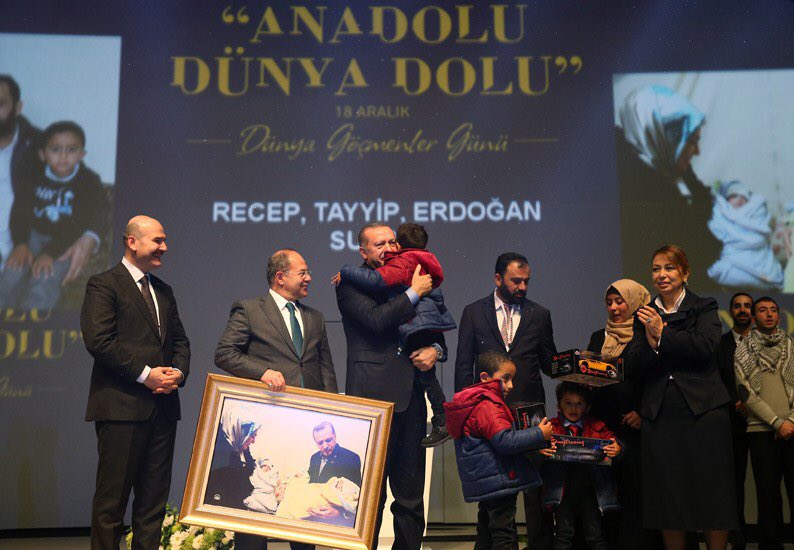 tcbestepe's tweet photo. "Göçmenler Konusunda Başımız Ne Kadar Dikse, Kendilerini Gelişmiş Ülke Olarak Tanımlayanların Başı O Kadar Eğik"
https://t.co/yky65KQeMd https://t.co/eIl1v4yuC6