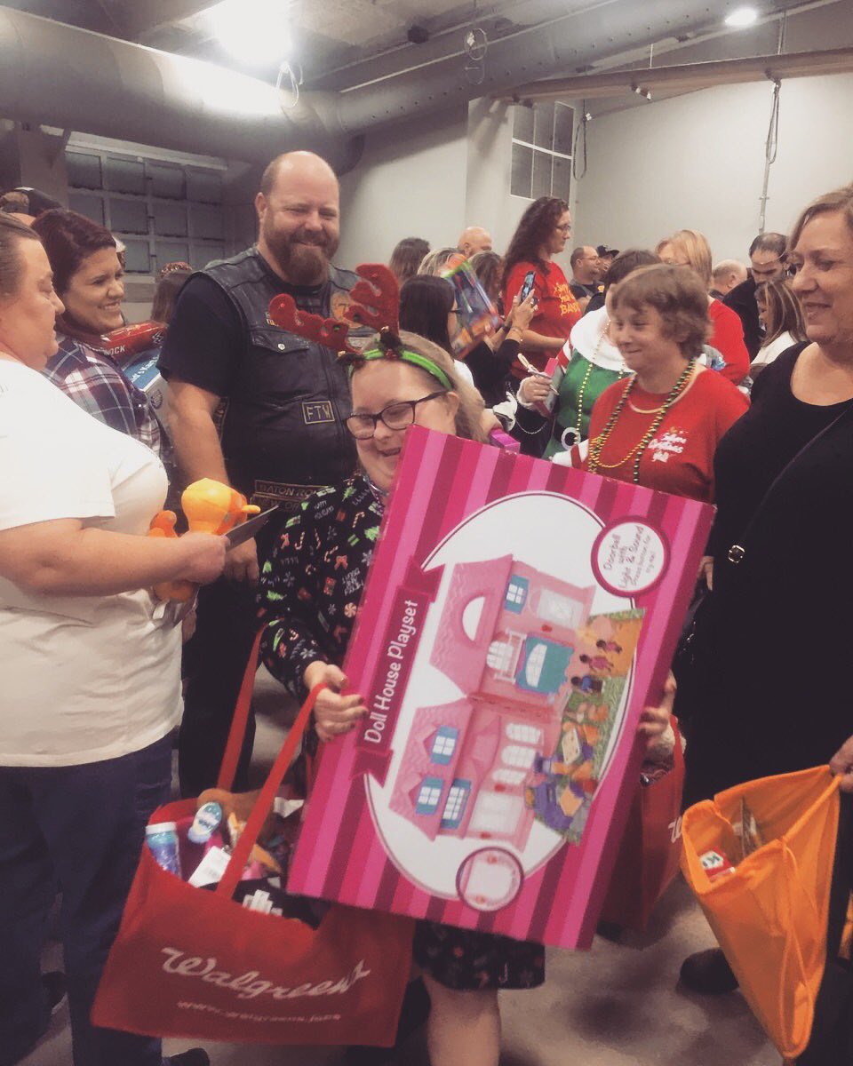 mahdaistorisha's tweet photo. Favorite time of year! We put together all these toy drives just for this experience every year and we love it! https://t.co/2agNeVTDNe