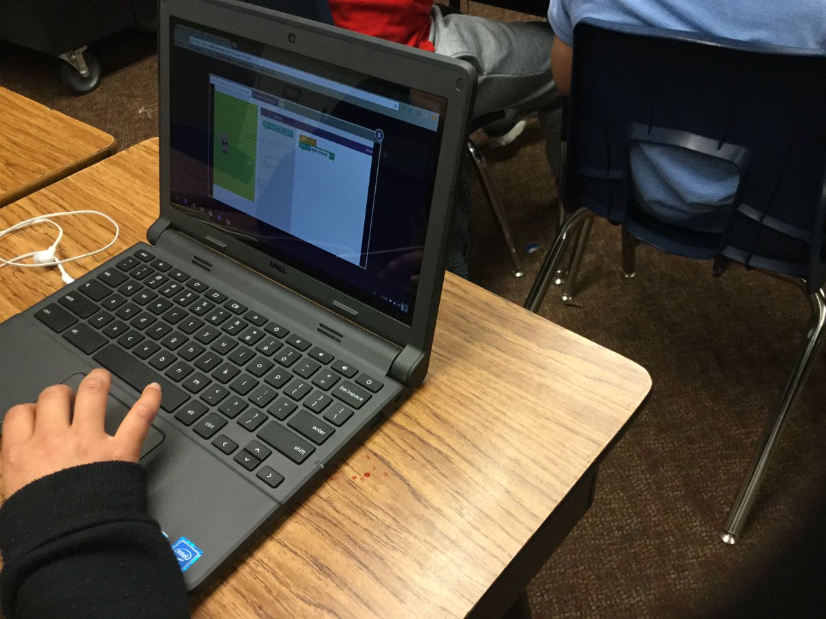 RRISD_TheBarrow's tweet photo. Fifth graders are coding! Los estudiantes de quinto grado están haciendo la hora de codificación. @RobertsonElem #HourofCode @RRISDtech https://t.co/FXht9epcUU