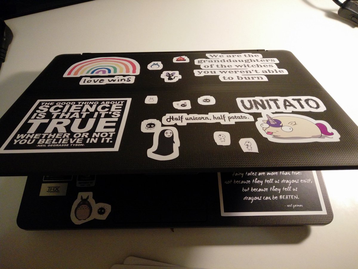 nieh_'s tweet image. En vez de la casa estilo navideño hoy adorno los pcs con mi estilo propio "Diógenes hortera pero divino de la muerte" ❤😬😍 #redBubble #stickerFever #aúnMeQuedaUnoSinPegatinas