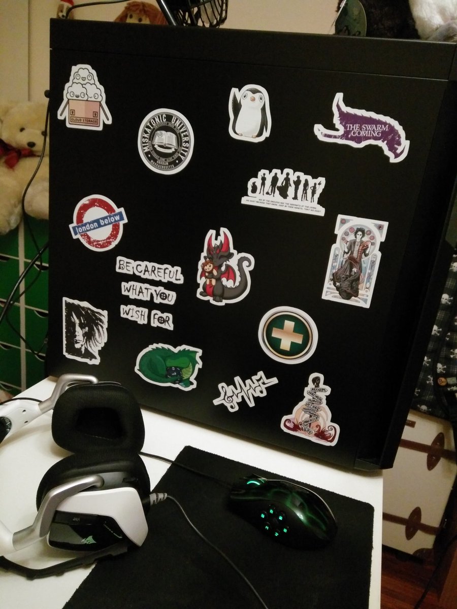 nieh_'s tweet image. En vez de la casa estilo navideño hoy adorno los pcs con mi estilo propio "Diógenes hortera pero divino de la muerte" ❤😬😍 #redBubble #stickerFever #aúnMeQuedaUnoSinPegatinas