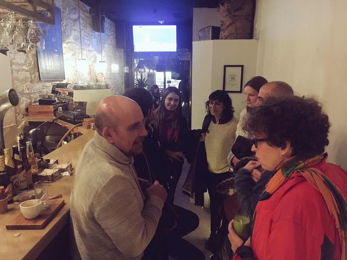 lacunzaih's tweet photo. Arrancamos la sesión de intercambio de idiomas con nuestros amigos de @lacunzaihss en Old Town Coffee #TalkSessions #pasiónporlosidiomas #english #spanish https://t.co/em8cY3XFZl