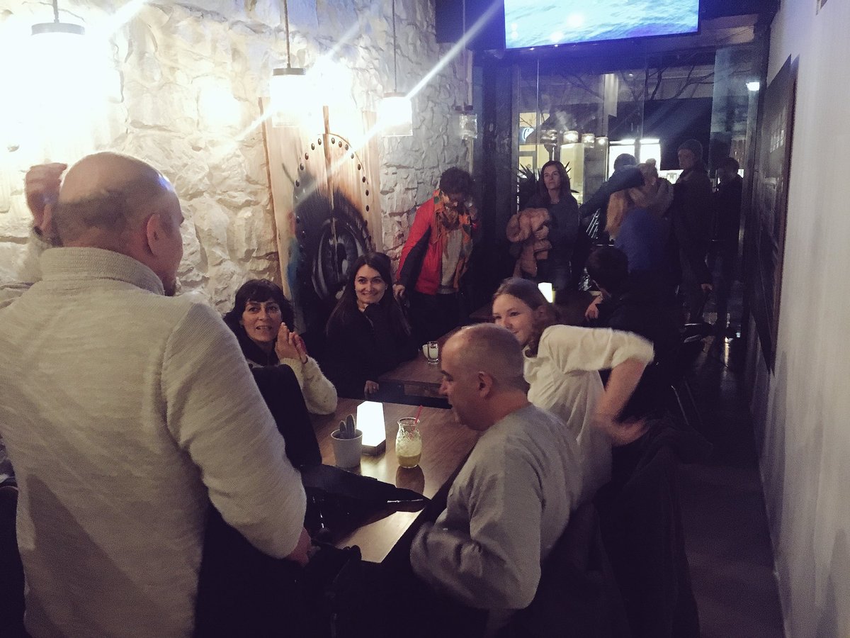 lacunzaih's tweet photo. Arrancamos la sesión de intercambio de idiomas con nuestros amigos de @lacunzaihss en Old Town Coffee #TalkSessions #pasiónporlosidiomas #english #spanish https://t.co/em8cY3XFZl