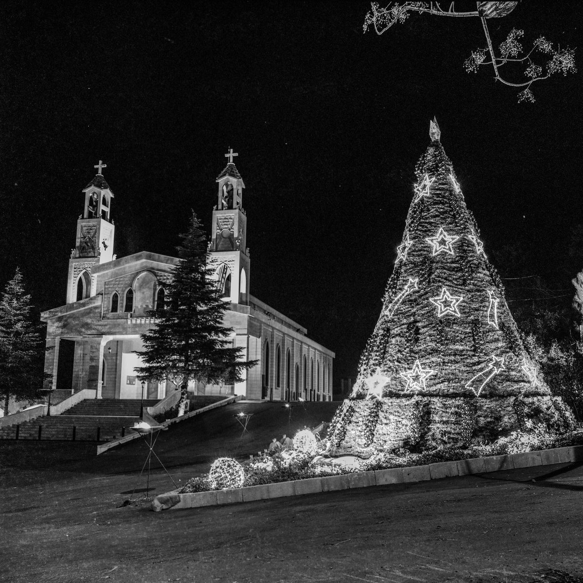 AdibMufty's tweet photo. Christmas in Zeaitre!

#FP4Party entry No. #1

📷: #Hasselblad 500cm
🎞: #ilfordfp4 

#FilmPhotography #blackandwhitephotography #Christmas2017 #Lebanon https://t.co/ENYprCVmZU