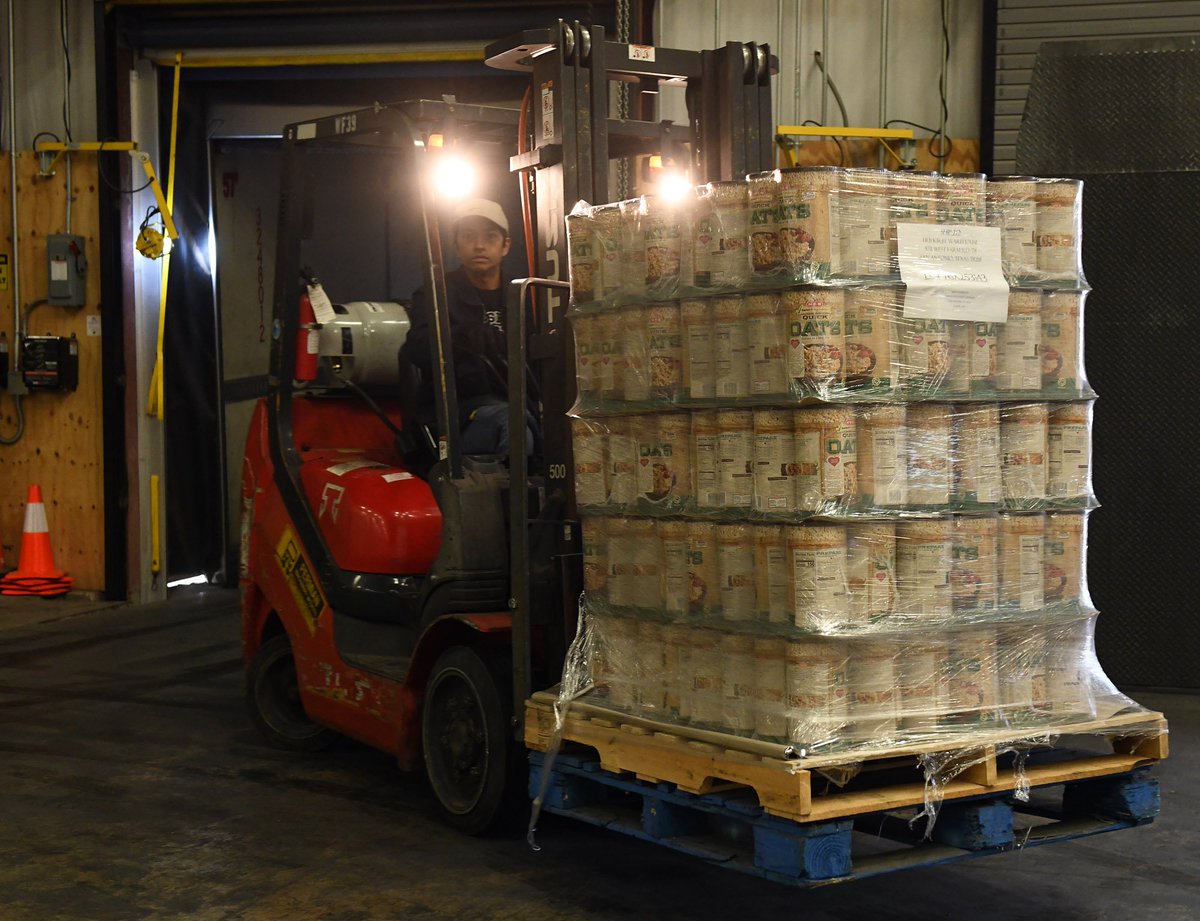 OAphotoEditor's tweet image. West Texas Food Bank warehouse employee Jeremiah Sanchez unloads some of the 8640 boxes of oatmeal donated Monday by HEB to the food bank. HEB is donating the oatmeal to food banks across the state. The donation will provide as many as 259,200 bowls of oatmeal for those in need.