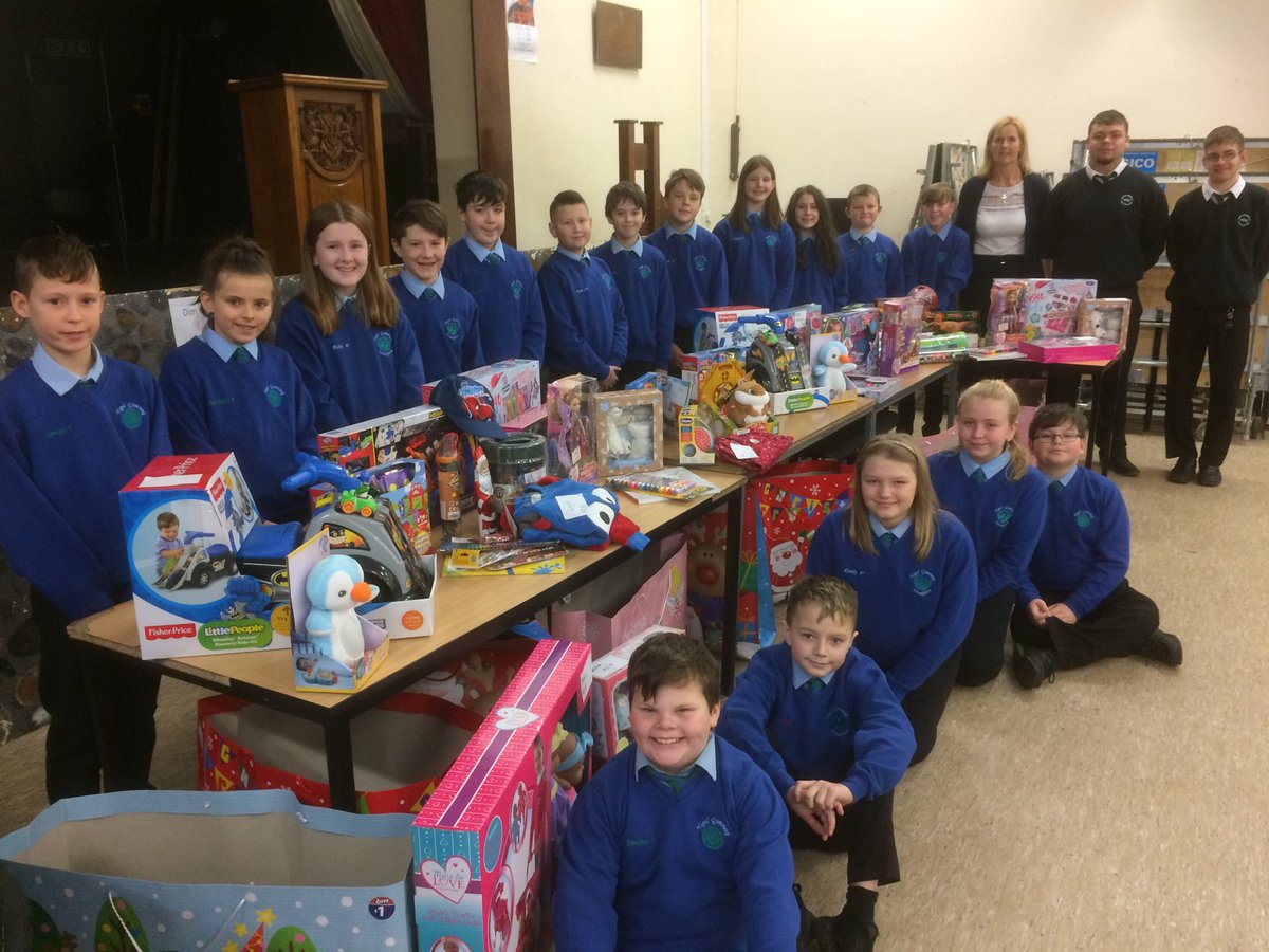 YsgolYstalyfera's tweet photo. Diolch Diolch Bl7.  Anrhegion arbennig i Apel Mr X i blant lleol. Gwych iawn i gael cymorth Bl12. #diolch #nadoligllawen https://t.co/xV4drEmKsC
