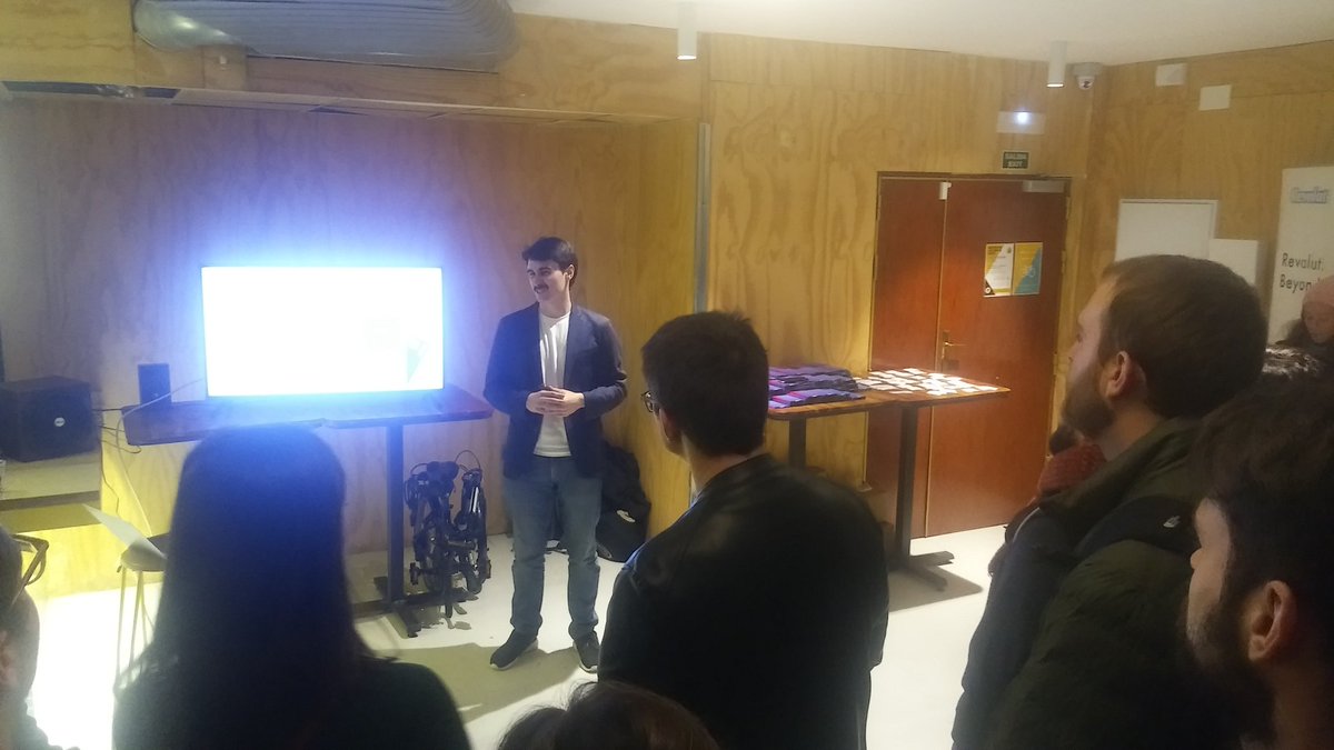 DeProntoABordo's tweet photo. Pablo Viguera, #ElBigotes de @RevolutApp, nos explica en el #RevRally de Barcelona la velocidad de crucero de la banca irreverente. 40mil usuarios en España gracias a 0 comisiones y 0€ en marketing. #bang!
#DePronto0comisiones https://t.co/OgBqXgc3pY