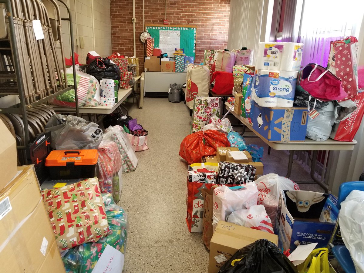 lmussini1's tweet photo. Helping MRMS families this holiday season @MRMSlions @BCPScounseling @CbyersChristina @willbateszone3 https://t.co/zaofxTiVc6
