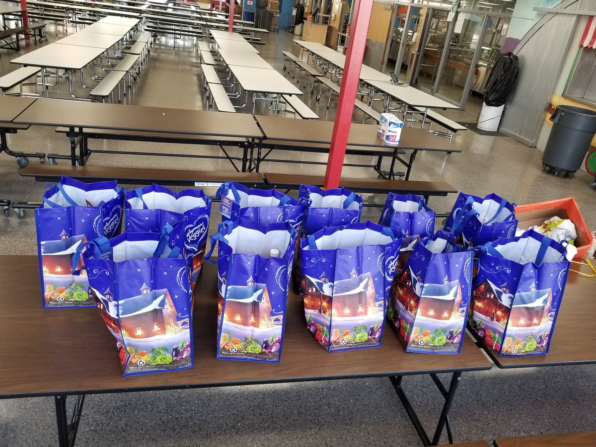 lmussini1's tweet photo. Helping MRMS families this holiday season @MRMSlions @BCPScounseling @CbyersChristina @willbateszone3 https://t.co/zaofxTiVc6