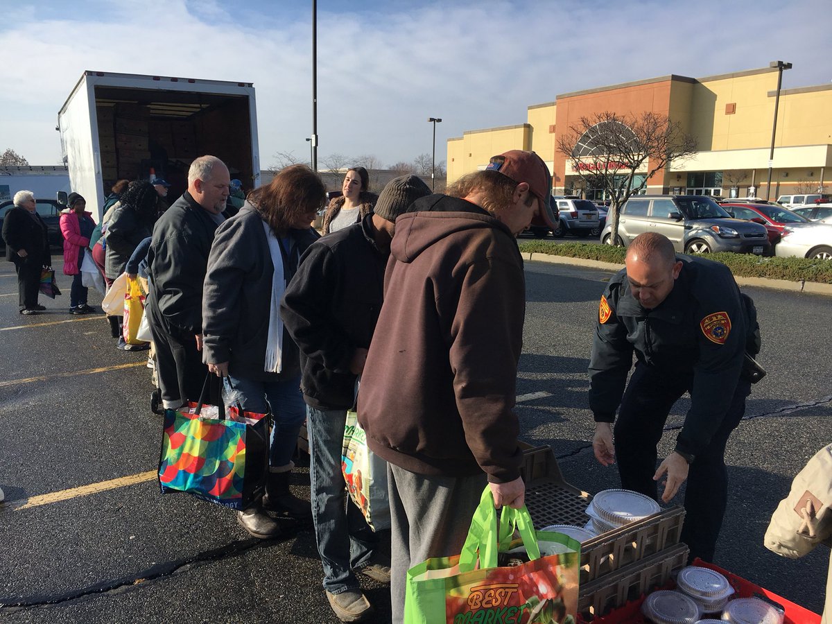 SCPD6thPrecinct's tweet photo. Helping Lighthouse Mission distribute food before the holidays! #6thprecinct #communitypolicing #happyholidays https://t.co/QdxjL92pFY