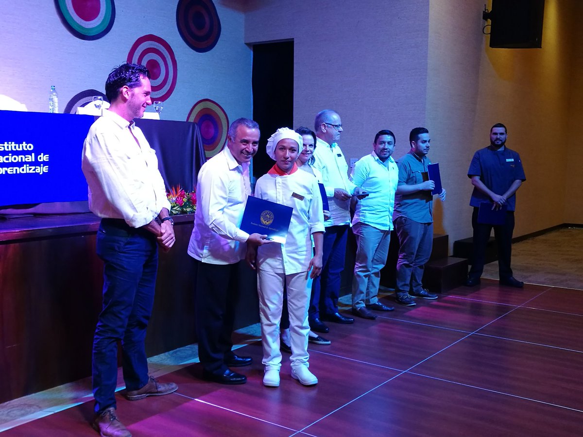 minorrod's tweet image. Se gradúan un total de 28 personas en situación de vulnerabilidad, y quienes conforman la primera generación que concluye programas de formación profesional en las áreas de Cocinero de Hotel y Salonero Bartender, impartidos por el INA en el Hotel Dream Las Mareas, modalidad dual.