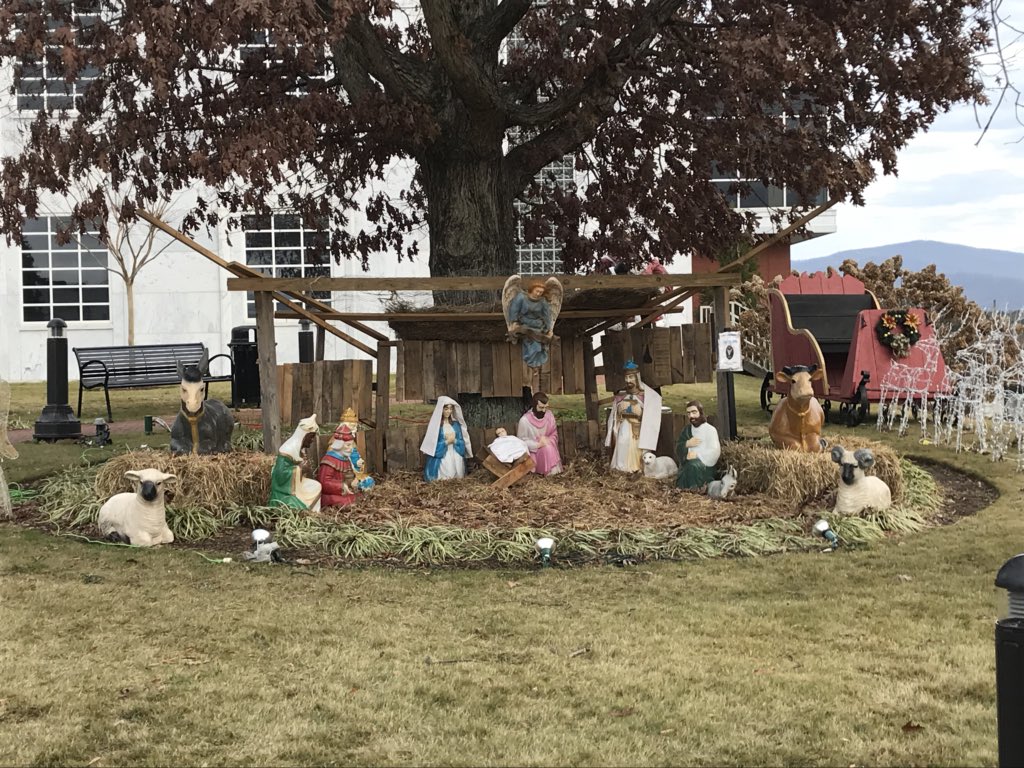 KitchenSinkPod's tweet photo. @ACLU @ACLUofGA greetings, is it appropriate to have a manger scene in front of the courthouse? This is in Pickens County, Jasper, Georgia. https://t.co/gEyxaZx3R2