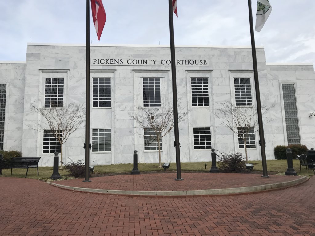 KitchenSinkPod's tweet photo. @ACLU @ACLUofGA greetings, is it appropriate to have a manger scene in front of the courthouse? This is in Pickens County, Jasper, Georgia. https://t.co/gEyxaZx3R2