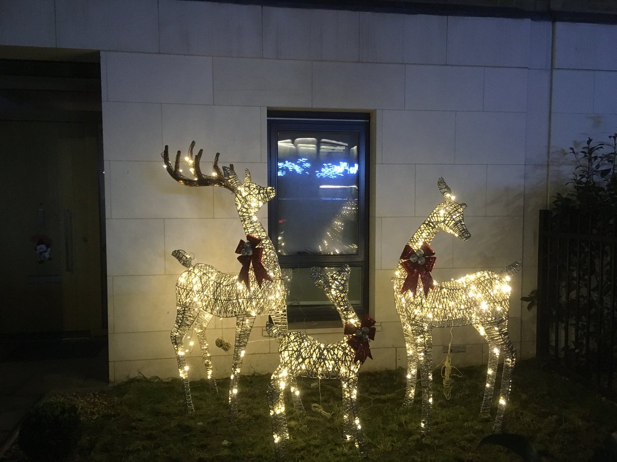 RorschachPam's tweet photo. Super classy decs on Goldhawk Road #dabush https://t.co/thUw3tieiJ