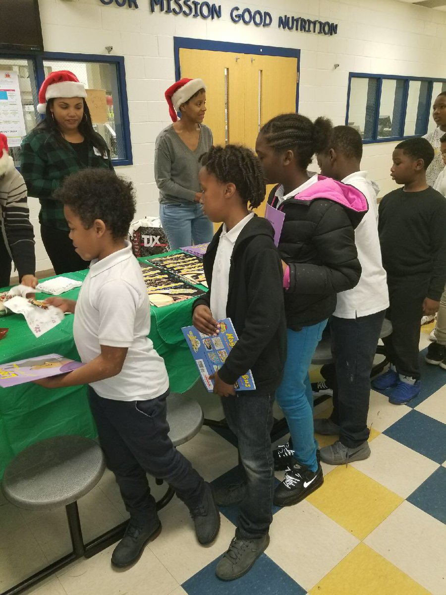 APSMAJ_Elem's tweet image. Our students have really been good this year! 4th graders received a book related to their science standards courtesy of the Dogwood City Chapter of the @linksinc #DCChapter #LinksInc @apsupdate @APSPartnerships @AssocSupBrown @WCAG_ATL @Retha_Woolfolk @CarstarphenMJ