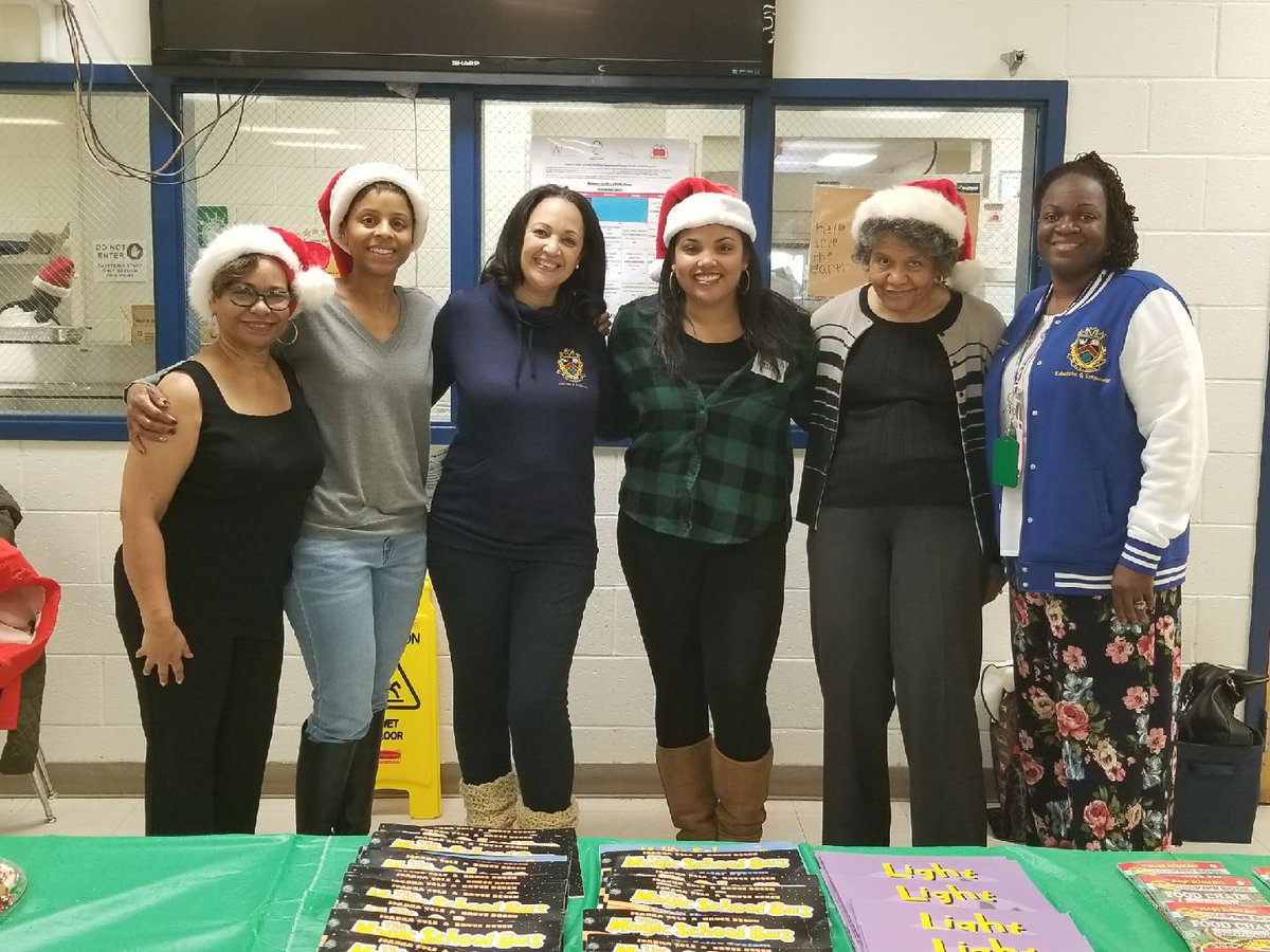 APSMAJ_Elem's tweet image. Our students have really been good this year! 4th graders received a book related to their science standards courtesy of the Dogwood City Chapter of the @linksinc #DCChapter #LinksInc @apsupdate @APSPartnerships @AssocSupBrown @WCAG_ATL @Retha_Woolfolk @CarstarphenMJ