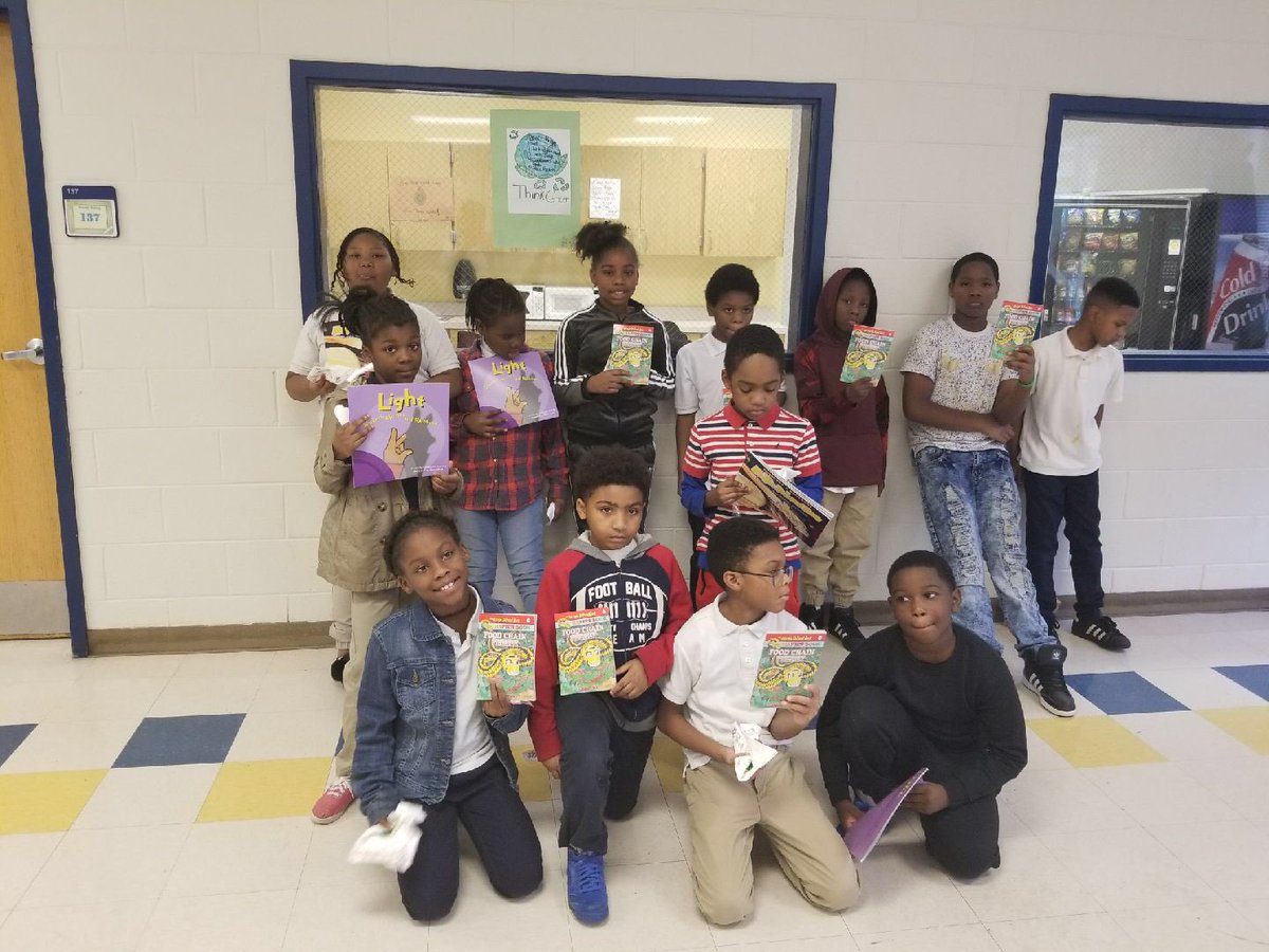APSMAJ_Elem's tweet image. Our students have really been good this year! 4th graders received a book related to their science standards courtesy of the Dogwood City Chapter of the @linksinc #DCChapter #LinksInc @apsupdate @APSPartnerships @AssocSupBrown @WCAG_ATL @Retha_Woolfolk @CarstarphenMJ