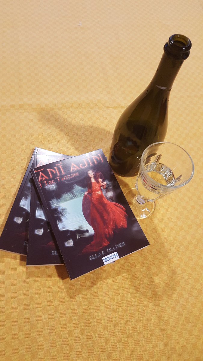 SerePater's tweet photo. La serata perfetta per un buon bicchiere di 
#Prosecco e un ottimo #LibrisottoLAlbero 
A beautiful 
#bookforchirstmas 
@Ella_E_Olliver https://t.co/ekRsxDg5dp