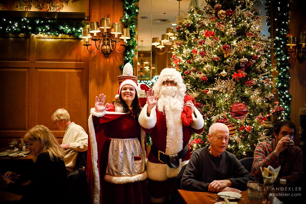 BerghoffChicago's tweet photo. We are opening early on on Dec 23rd and 30th at 11am! #UnwrapTheLoop #ChicagosBest #TopChicagoRestaurant #Holidays #tistheseason #HolidaysinChicago https://t.co/xmtdvpexF4