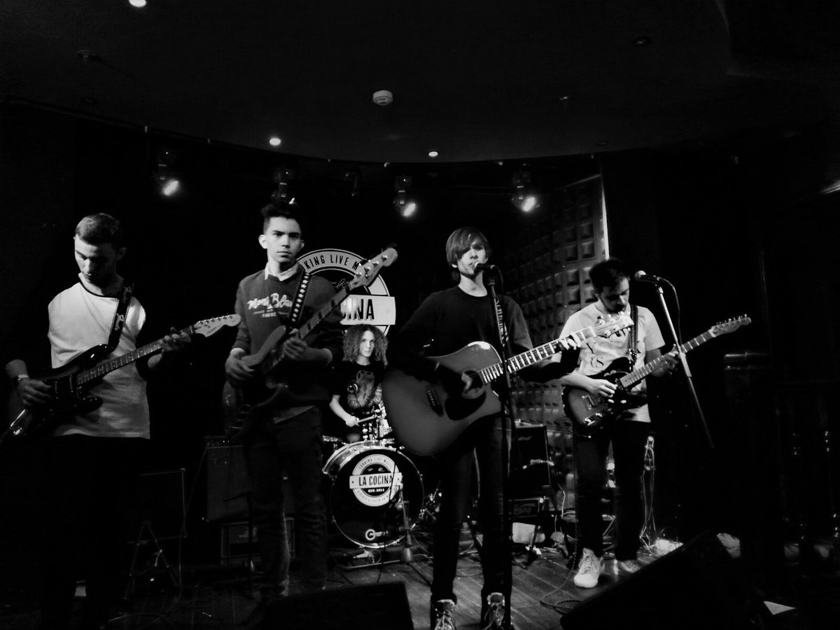 LapsvsMusic's tweet photo. Concierto del pasado 16 de diciembre de 2017 en @lacocinarock junto con la banda @ducksidemusic https://t.co/hpW5XISoLD
