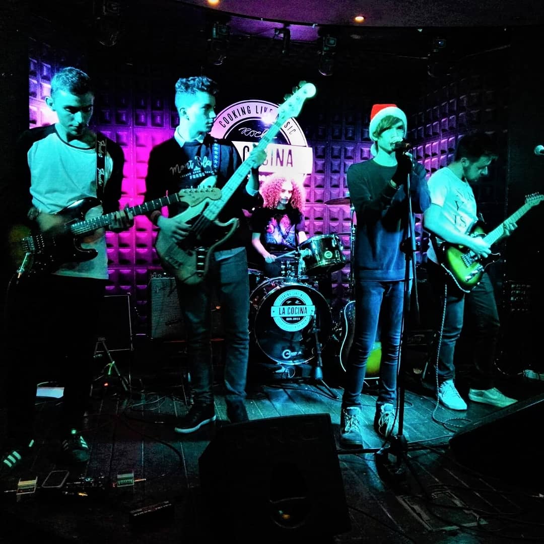 LapsvsMusic's tweet photo. Concierto del pasado 16 de diciembre de 2017 en @lacocinarock junto con la banda @ducksidemusic https://t.co/hpW5XISoLD