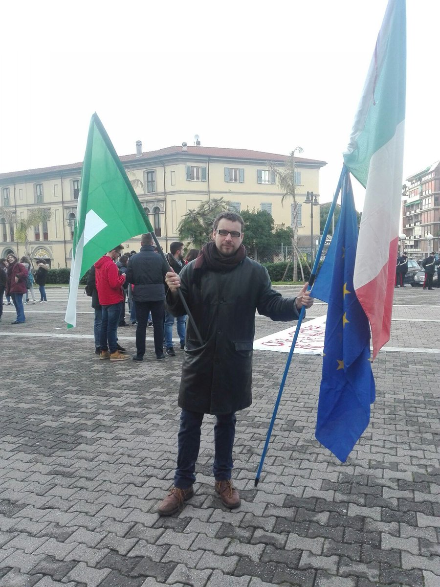 MfeGfePisa's tweet photo. Il nostro amico e militante Andrea Quintavalle alla manifestazione di Massa!
#antifascismo
#EuropaFederale https://t.co/roX9qiAjbW